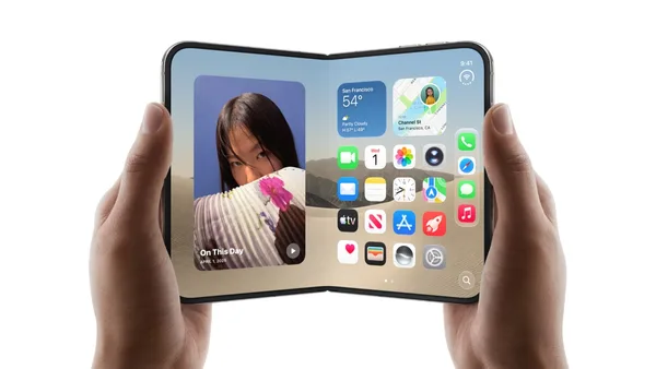 Ảnh chụp thực tế góc mở bản lề và thiết kế hai nửa siêu mỏng 5.2mm của iPhone Duo đặt cạnh hộp máy chính hãng